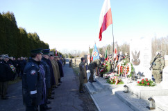 Wieniec pod pomnikiem Gloria Victis składają przedstawiciele służb mundurowych/fot. I.Matuszewska