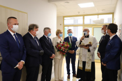 Oficjalne otwarcie nowego oddziału w Szpitalu Powiatowym w Myszkowie. Duchowny poświęca oddział/fot. I. Matuszewska 