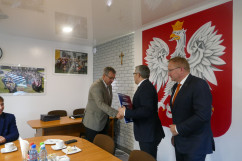 Galeria zdjęć z uroczystego przekazania czeków na realizację inwestycji drogowych w ramach Funduszu Dróg Samorządowych/fot. ŚUW