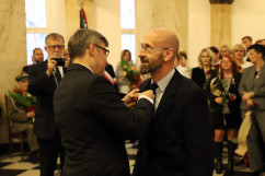 Galeria zdjęć z uroczystości wręczenia odznaczeń państwowych, która odbyła się w westybulu Urzędu /fot. A. Karendał/