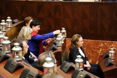 Galeria zdjęć z przekazania Betlejemskiego Światełka Pokoju podczas sesji Sejmiku Województwa Śląskiego /fot. A. Karendał/