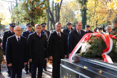 Złożenie zniczy na grobach na cmentarzu przy ul. Francuskiej w Katowicach /fot. A. Księżnik/