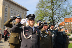Wspólnie świętujemy Dzień Flagi Rzeczypospolitej Polskiej - przedstawiciele służb mundurowych podczas odegrania hymnu państwowego /fot. K.Szczepanek/