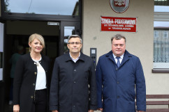 Wojewoda Jarosław Wieczorek, wicewojewoda Robert Magdziarz oraz dyrektor Szkoły Podstawowej w Truskolasach stoją przed budynkiem placówki/fot. I. Matuszewska