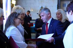 Galeria zdjęć z uroczystości wręczenia nauczycielom medali Komisji Edukacji Narodowej oraz nagród Ministra Edukacji Narodowej i Śląskiego Kuratora Oświaty, z udziałem wicewojewody Mariusza Trepki.