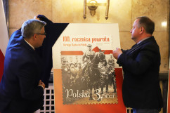 Obchody Narodowego Dnia Powstań Śląskich - wojewoda śląski Jarosław Wieczorek wraz z dyrektorem wydziału Poczty Polskiej Mariuszem Dawidem odsłaniają znaczek pocztowy z okazji 100. rocznicy powrotu Górnego Śląska do Polski /fot. ŚUW/