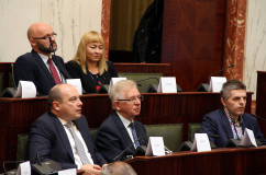 Galeria ze zdjęciami z wyjazdowego posiedzenia Komisji Sejmowej ds. Unii Europejskiej, a także konferencji prasowej podsumowującej obrady.  W wydarzeniu uczestniczył wojewoda Jarosław Wieczorek /fot. A. Karendał/