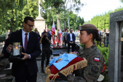 Uroczystości z okazji 130. rocznicy urodzin Alfonsa Zgrzebnioka połączone z obchodami 102. rocznicy wybuchu I Powstania Śląskiego. Premier Mateusz Morawiecki przed grobem Alfonsa Zgrzebnioka/foto: I. Matuszewska
