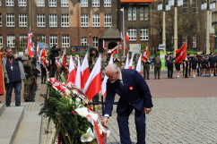 Obchody 231. rocznicy uchwalenia Konstytucji 3 maja - kwiaty składa doradca wojewody Czesław Sobierajski /fot. ŚUW/