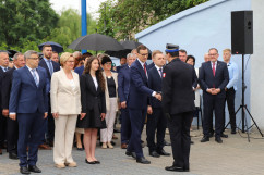 Odsłonięcie muralu kapitana Kurpińskiego w Myszkowie - premier Mateusz Morawiecki dziękuje dowódcy uroczystości, uczestnicy /fot. A. Księżnik/