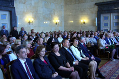 Galeria zdjęć z uroczystości wręczenia nauczycielom medali Komisji Edukacji Narodowej oraz nagród Ministra Edukacji Narodowej i Śląskiego Kuratora Oświaty, z udziałem wicewojewody Mariusza Trepki.