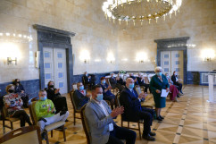 Wręczenie nagród laureatom konkursu dla organizacji pozarządowych pod hasłem „Rodzina jest najważniejsza” - uczestnicy wydarzenia /fot. B. Szwedowski/
