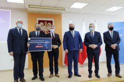 Uroczystość wręczenia symbolicznych promes w ramach RFRD/fot. K. Szczepanek/ - wspólne zdjęcie uczestników uroczystości.