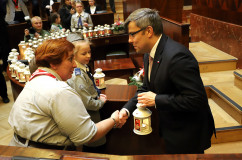 Galeria zdjęć z przekazania Betlejemskiego Światełka Pokoju podczas sesji Sejmiku Województwa Śląskiego /fot. A. Karendał/