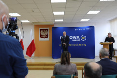 Wicewojewoda śląski stoi na scenie i przemawia podczas uroczystego wręczenia symbolicznych czeków w ramach programu 