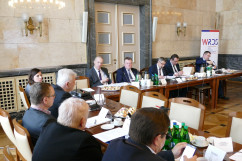 Fotogaleria składająca się ze zdjęć z posiedzenia Wojewódzkiej Rady Dialogu Społecznego w Katowicach pod przewodnictwem wojewody Jarosława Wieczorka (fot. B. Szwedowski)