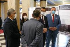 Otwarcie wystawy poświęconej Powstaniom Śląskim w Śląskim Urzędzie Wojewódzkim - zwiedzanie wystawy przez Prezesa Rady Ministrów /fot. B. Szwedowski/