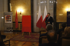 Zdjęcia z uroczystego odsłonięcia znaczka pocztowego Dziewięciu z 