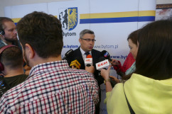 Galeria zdjęć z uroczystego przekazania czeków na realizację inwestycji drogowych w ramach Funduszu Dróg Samorządowych/fot. ŚUW