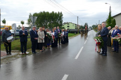 Obchody 75. rocznicy śmierci kpt. Stanisława Lisieckiego „Jaguara” - uczestnicy uroczystości pod pomnikiem /fot. A. Księżnik/