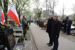 Wojewoda i wicewojewoda składają kwiaty na cmentarzu