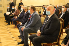 Widok na wicewojewodę śląskiego, Jana Chrząszcza i marszałka województwa śląskiego, Jakuba Chełstowskiego, którzy zajmują miejsce w I rzędzie./ fot. A. Herz/