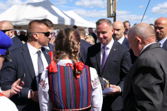 Dożynki Jasnogórskie - Prezydent RP podczas rozmowy z uczestnikami dożynek /fot. B. Półrolnik/