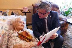 Galeria zdjęć ze spotkania wojewody Wieczorka z 112-letnią solenizantką /fot. A. Kucharzewska/