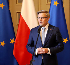 Wojewoda podczas konferencji