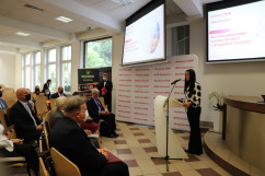Rektor Akademii WSB przemawia podczas konferencji zorganizowanej w związku z jubileuszem pracy naukowej prof. Franciszka Piontka/fot. I. Matuszewska