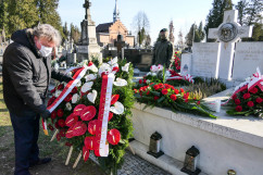 Delegacje ze Śląskiego Urzędu Wojewódzkiego złożyły wieńce w miejscach pamięci i na grobach ofiar katastrofy smoleńskiej/źródło fot.: FB ŚUW 