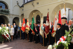 Poczty sztandarowe przed pomnikiem na Jasnej Górze/fot. A. Księżnik