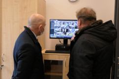 Otwarcie Posterunku Policji w Kroczycach - Wicewojewoda podczas zwiedzania posterunku /fot. B. Półrolnik/