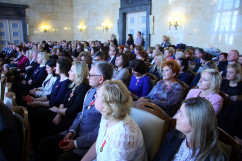 Galeria zdjęć z uroczystości wręczenia nauczycielom medali Komisji Edukacji Narodowej oraz nagród Ministra Edukacji Narodowej i Śląskiego Kuratora Oświaty, z udziałem wicewojewody Mariusza Trepki.