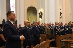 Obchody z okazji 100. rocznicy utworzenia Policji Województwa Śląskiego i przyłączenia części Górnego Śląska do Polski - uczestnicy wydarzenia podczas mszy św. /fot. B. Szwedowski/