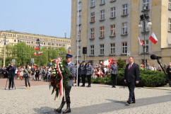 Obchody 231. rocznicy uchwalenia Konstytucji 3 maja - minister Michał Wójcik składa kwiaty przed Pomnikiem Wojciecha Korfantego /fot. ŚUW/