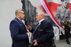 Odsłonięcie muralu kapitana Kurpińskiego w Myszkowie - indywidualna wypowiedź wojewody Jarosława Wieczorka do mediów /fot. A. Księżnik/