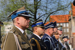 Wspólnie świętujemy Dzień Flagi Rzeczypospolitej Polskiej - Wspólnie świętujemy Dzień Flagi Rzeczypospolitej Polskiej - przedstawiciele służb mundurowych uczestniczący w uroczystości /fot. K. Szczepanek/
