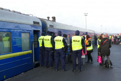 Uchodźcy z Ukrainy wsiadają do pociągu w asyście policjantów/fot. A. Kucharzewska