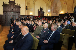 Uroczystość podpisania ustawy o ustanowieniu Narodowego Dnia Powstań Śląskich - uczestnicy wydarzenia /fot. A. Księżnik/