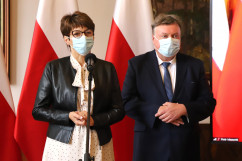 „Strategii RP na rzecz Młodego Pokolenia” - uczestnicy konferencji -  wicewojewoda śląski R. Magdziarz, śląski kurator oświaty U. Bauer /fot. A. Księżnik/