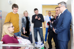 Galeria zdjęć ze spotkania z pierwszym noworodkiem 2019 roku w Śląskiem /fot. A. Karendał/