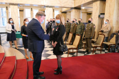 Uroczystość wręczenia odznaczeń państwowych - wręczenie odznaczenia przez Wicewojewodę Śląskiego /fot. B. Półrolnik/