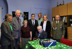 Galeria zdjęć z wręczenia Krzyża Kawalerskiego Orderu Odrodzenia Polski por. Mieczysławowi Krosińskiemu /fot. A. Karendał/