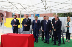 Obchody Narodowego Dnia Powstań Śląskich - uczestnicy uroczystości podpisania aktu erekcyjnego i wmurowania kamienia węgielnego pod budowę Akademickiej Strefy Sztuki Scenicznej Akademii Muzycznej w Katowicach /fot. ŚUW/