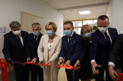 Oficjalne otwarcie nowego oddziału w Szpitalu Powiatowym w Myszkowie. Goście i gospodarze uroczystości przecinają symboliczną wstęgę/fot. I. Matuszewska 