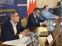 Galeria składająca się z jednego zdjęcia z wizyty Prezesa Rady Ministrów Mateusza Morawieckiego w województwie śląskim. Premier uczestniczy w posiedzenie Wojewódzkiego Sztabu Zarządzania Kryzysowego w Śląskim Urzędzie Wojewódzkim/fot. Facebook ŚUW