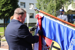 Wicewojewoda dokonuje aktu dekoracji na sztandarze III Liceum Ogólnokształcące im. gen. Władysława Andersa w Dąbrowie Górniczej/fot. I. Matuszewska