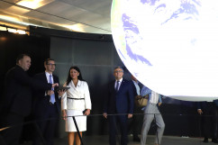 Otwarcie Planetarium w Chorzowie - premier Mateusz Morawiecki, wojewoda Jarosław Wieczorek, marszałek województwa Jakub Chełstowski i wicemarszałek Izabela Domogała podczas zwiedzania obiektu /fot. A. Księżnik/