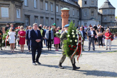 Wicewojewoda Robert Magdziarz składa wieniec pod pomnikiem na Jasnej Górze/fot. A. Księżnik